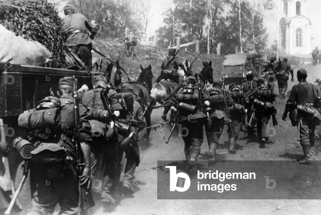 Image of German infantry advancing on the Eastern Front, 1941 (b/w photo)