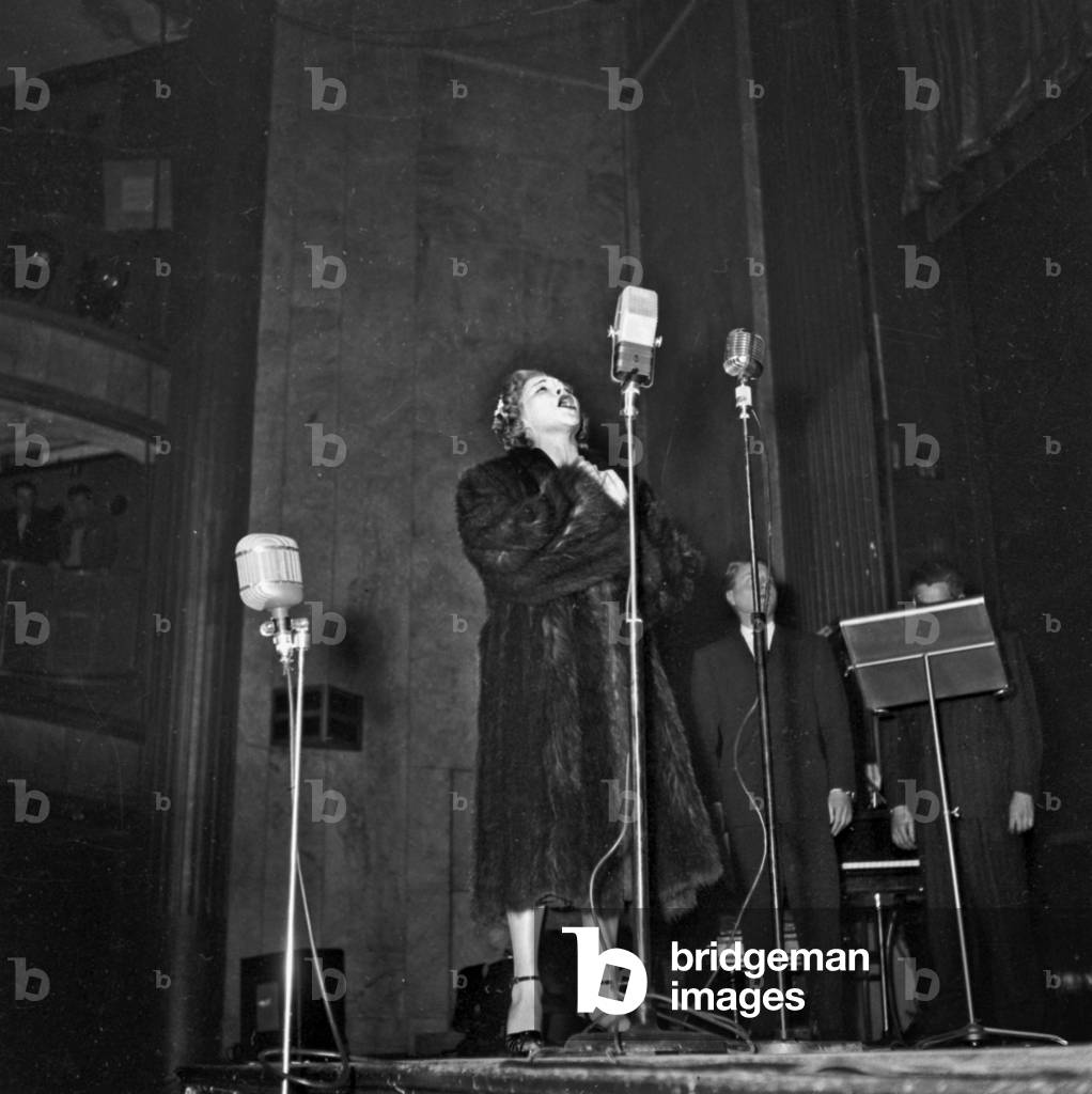 Bild von Fotografie "Line Renaud beim „Grand Prix Du Disque“" 1949, b/w