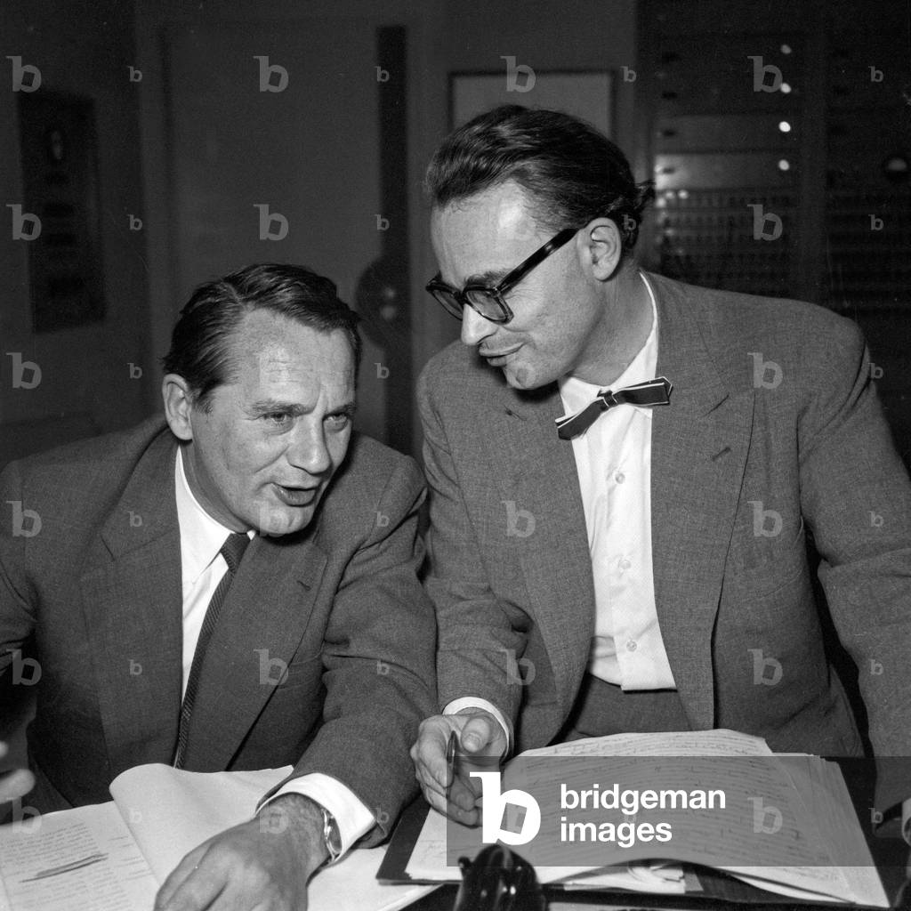 Il direttore audio Gustav Burmester e il signor Dunger della stazione radio e TV tedesca NDR ad Amburgo