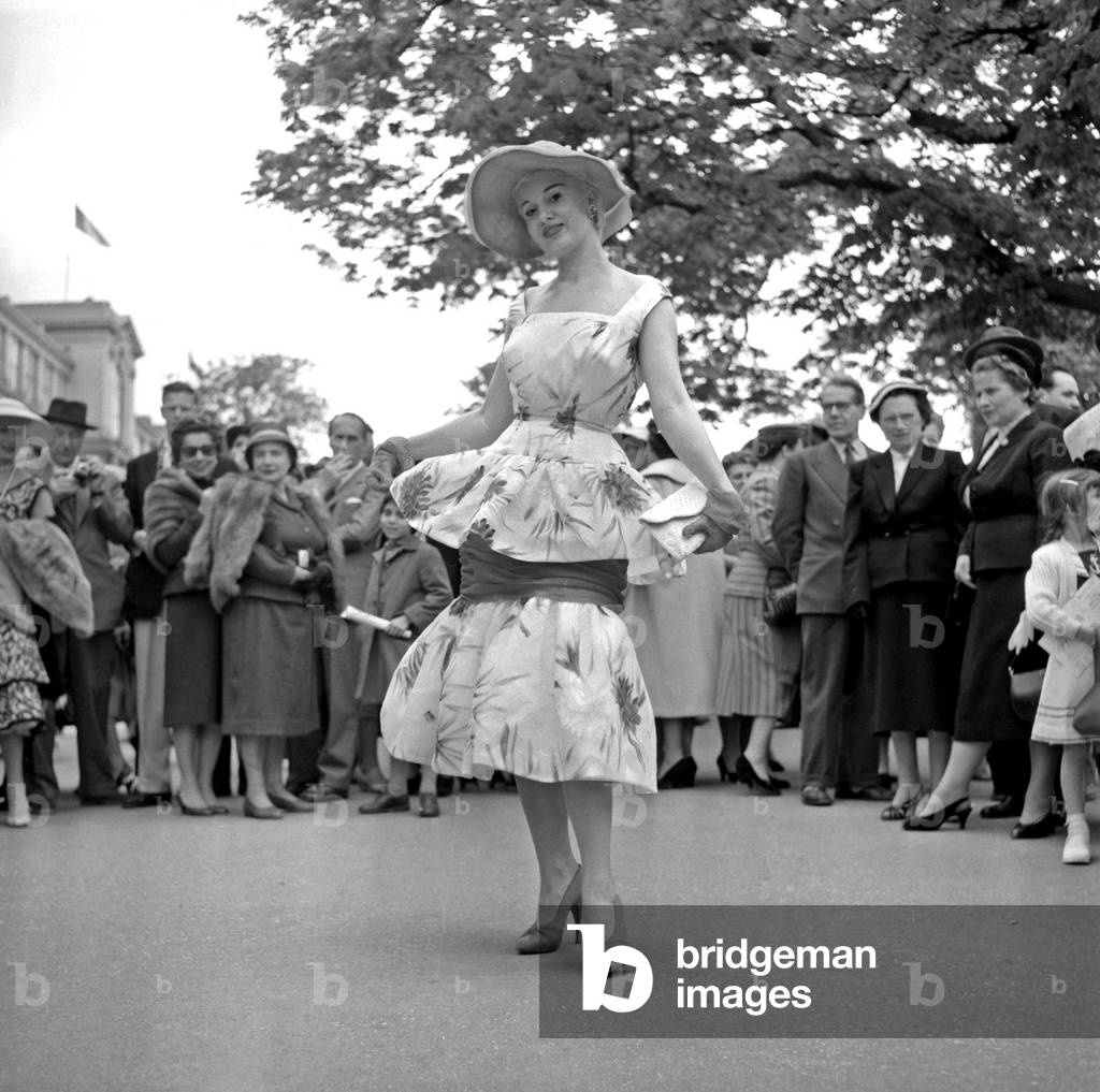 Der „Journee des Drags“ (Der Tag der Eleganz) in Paris, 22. Juni 1956: Eine elegante Frau auf der Rennstrecke 