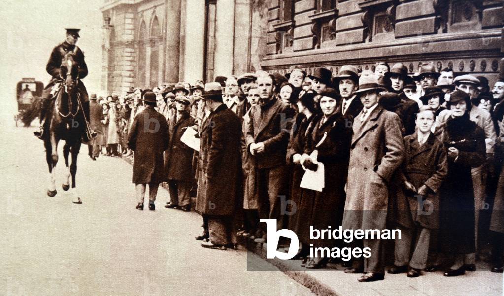 Immagine di Fotografia "La folla si raduna all'ingresso di Downing Street durante la crisi dell'abdicazione" 1