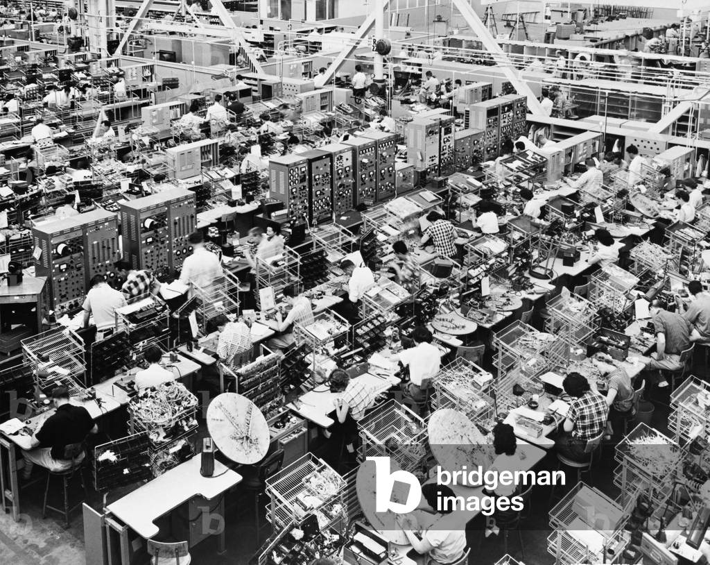 Vista dall'alto degli operai che lavorano in un'industria, North American Aviation, California, USA