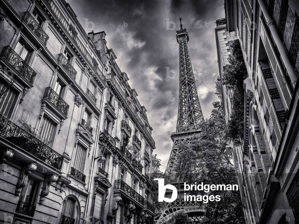 Eine Straße in Paris mit dem Eiffelturm im Hintergrund (Foto)