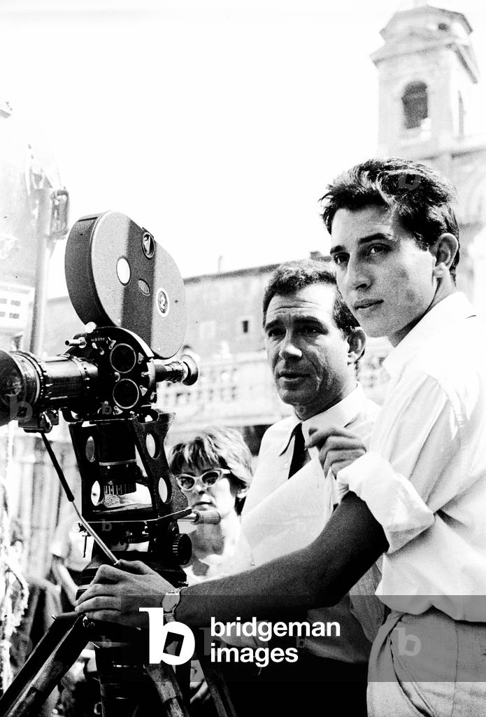 Roma, Italia, 1961, Ugo Tognazzi alla macchina da presa sul set del film "Il Mantenuto" a piazza di Spagna (b/