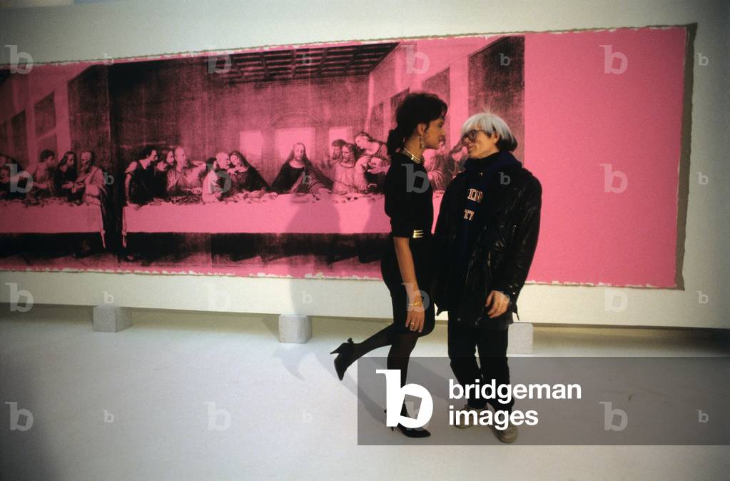 Andy Warhol guardando una modella