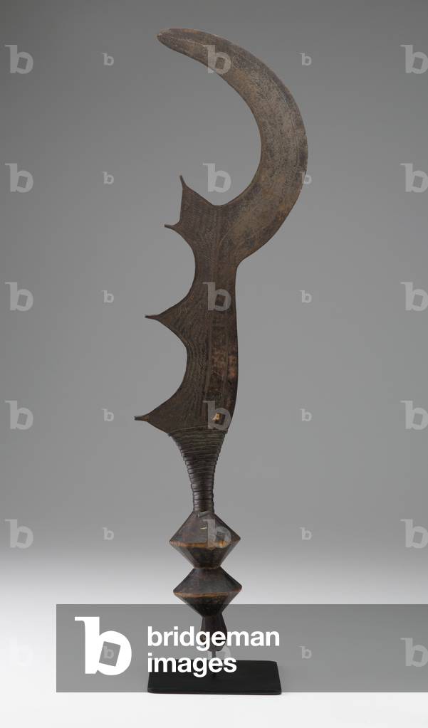 Coltello cerimoniale (mbulu o m'boutou), fine XIX, inizio XX secolo (ferro, legno e pelle)