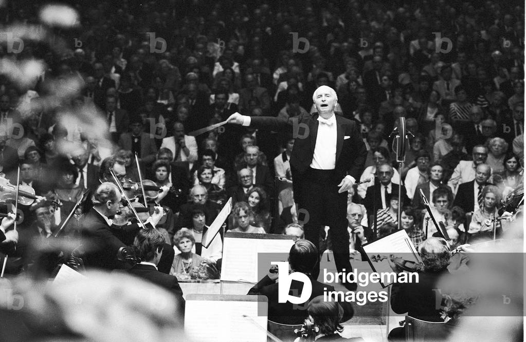 "Vaclav Neumann dirigiert Orchester in Luzern", b/w