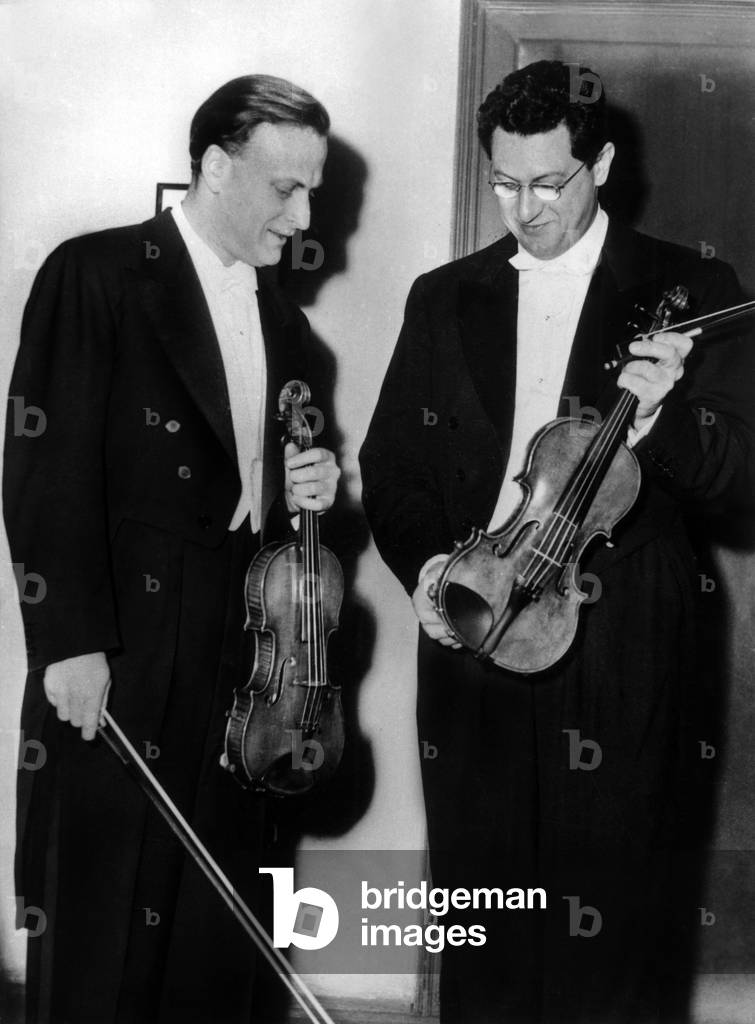 Bild von Fotografie "Die Geiger Yehudi Menuhin und Wolfgang Schneiderhan beim Wiener Festival am 16. Juni 1953