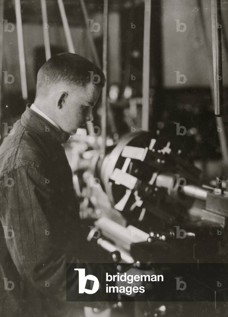 Immagine di Fotografia "Classe professionale. Noioso al tornio. 15 anni 1916 (foto)"