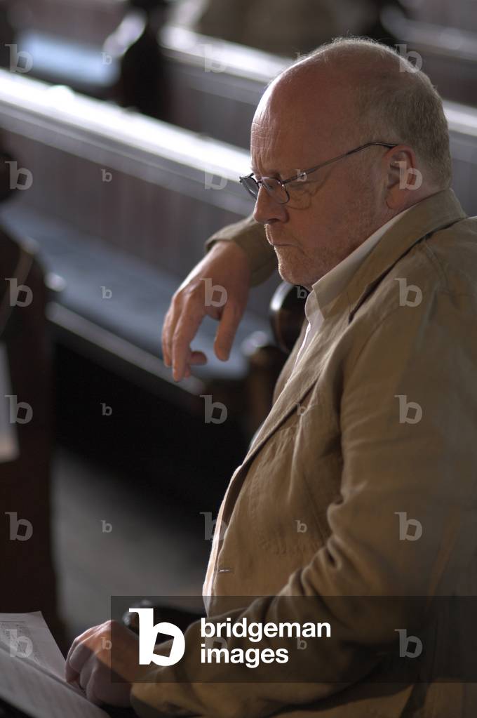 "John Woolrich - ritratto del compositore britannico seduto nella chiesa parrocchiale di Aldeburgh durante il 