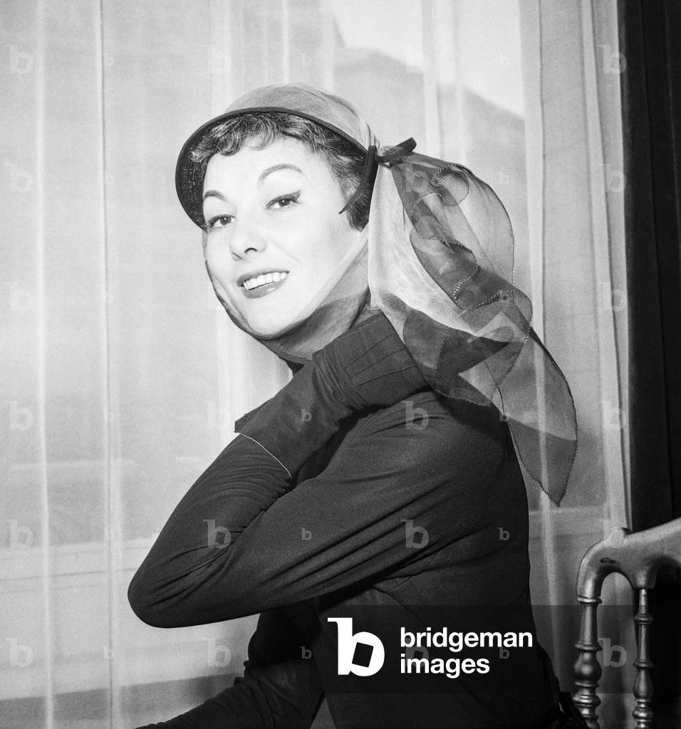 Bild von Fotografie "Hut von Emma Pierron" 1952, b/w