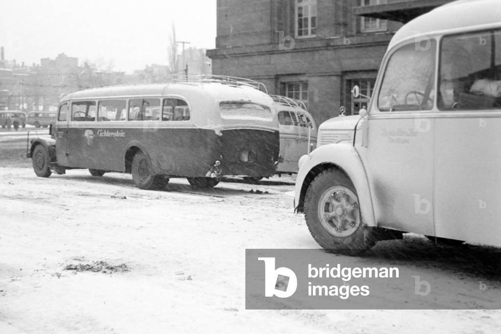 "Gäste der Ausstellung kommen mit dem Bus an" 1949