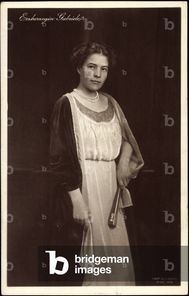 Ak Arciduchessa Gabriele d'Austria, ritratto in piedi, Ventaglio, BKWI 888 197 (foto b/n)