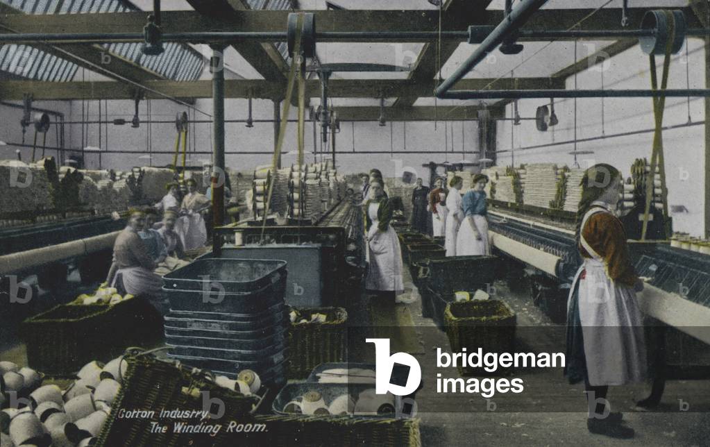 Stanza di avvolgimento in una fabbrica di cotone (foto a colori)