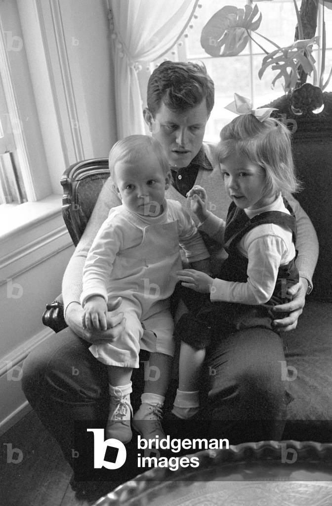 "Edward Kennedy con i suoi figli a Bronxville", b/w