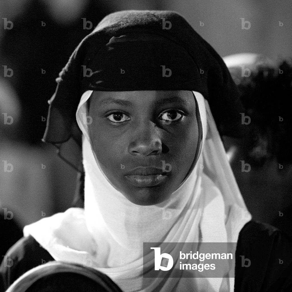 Immagine di Fotografia "Ragazza adolescente indossa ritratto velo islamico", b/w