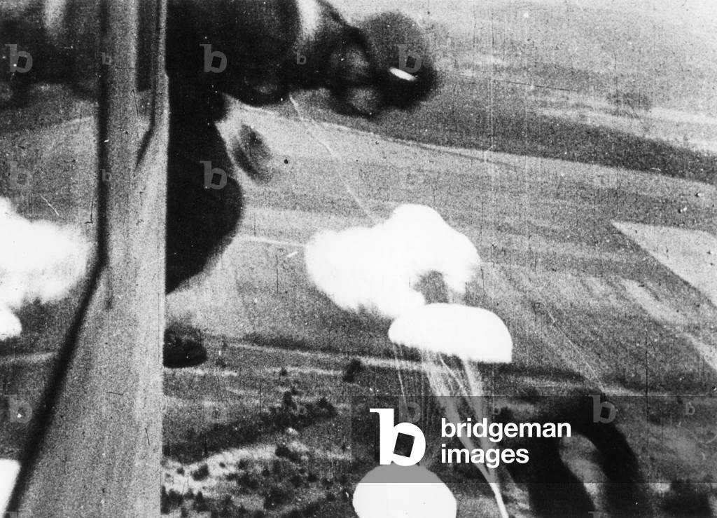 Deutsche Fallschirmjäger springen über Belgien, 1940 (s/w Foto)