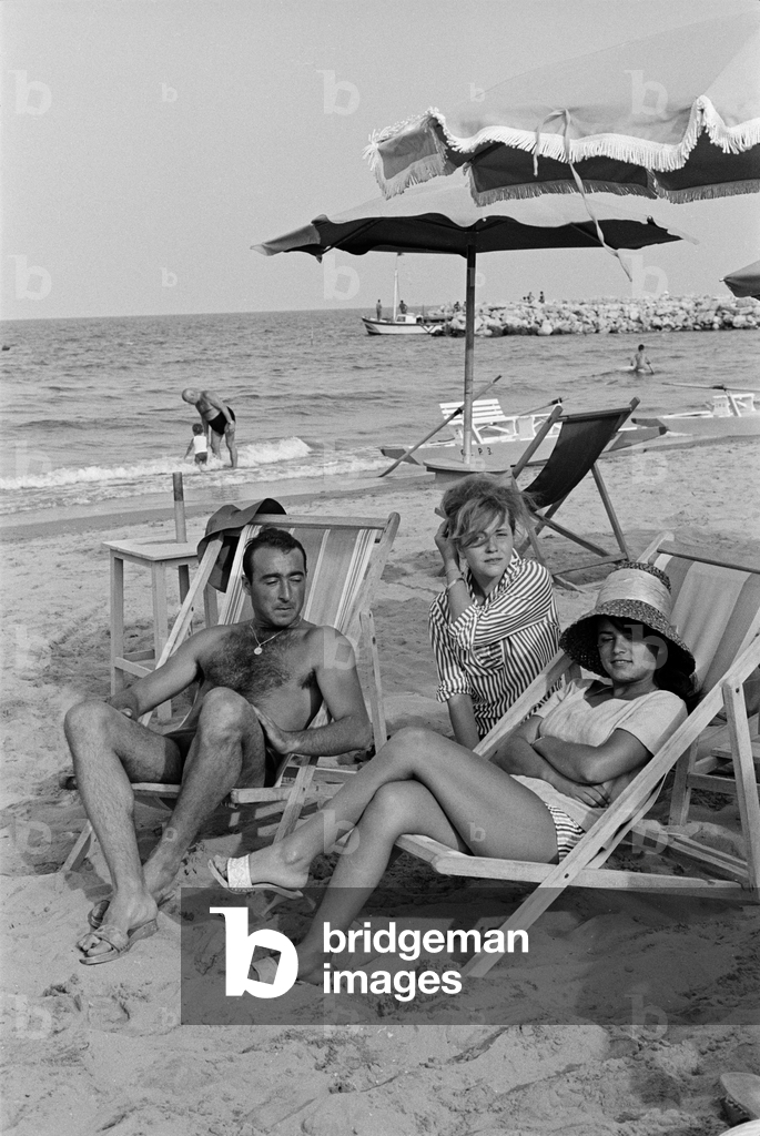 Immagine di Fotografia "La vita felice in una spiaggia italiana..." 1960 di Erich Lessing