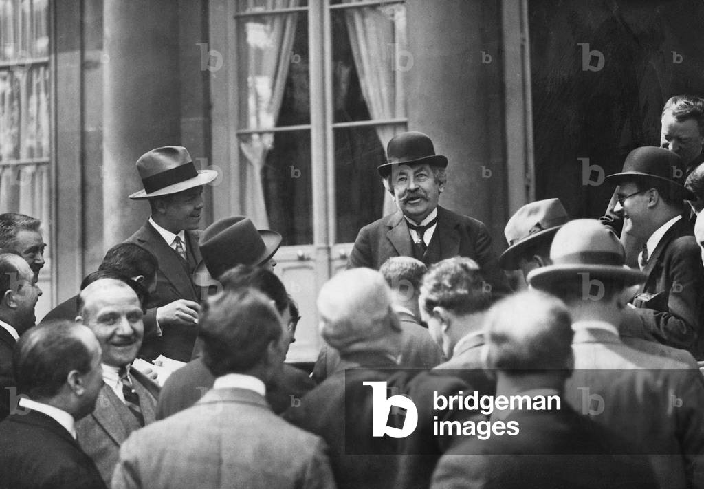 Immagine di Fotografia "Aristide Briand scherza con i giornalisti" 1926, b/w