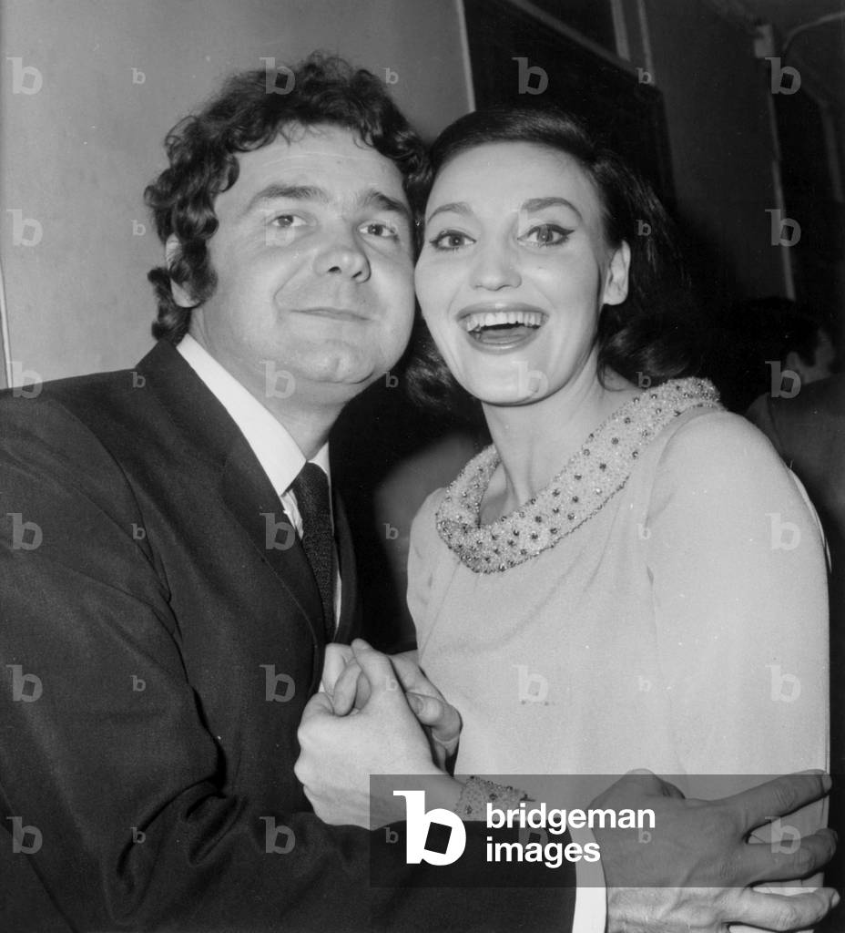 Sänger Pierre Perret und Tereza gratulieren einander nach ihrer Show im Olympia, 20. Juli 1966 (s/w Foto)