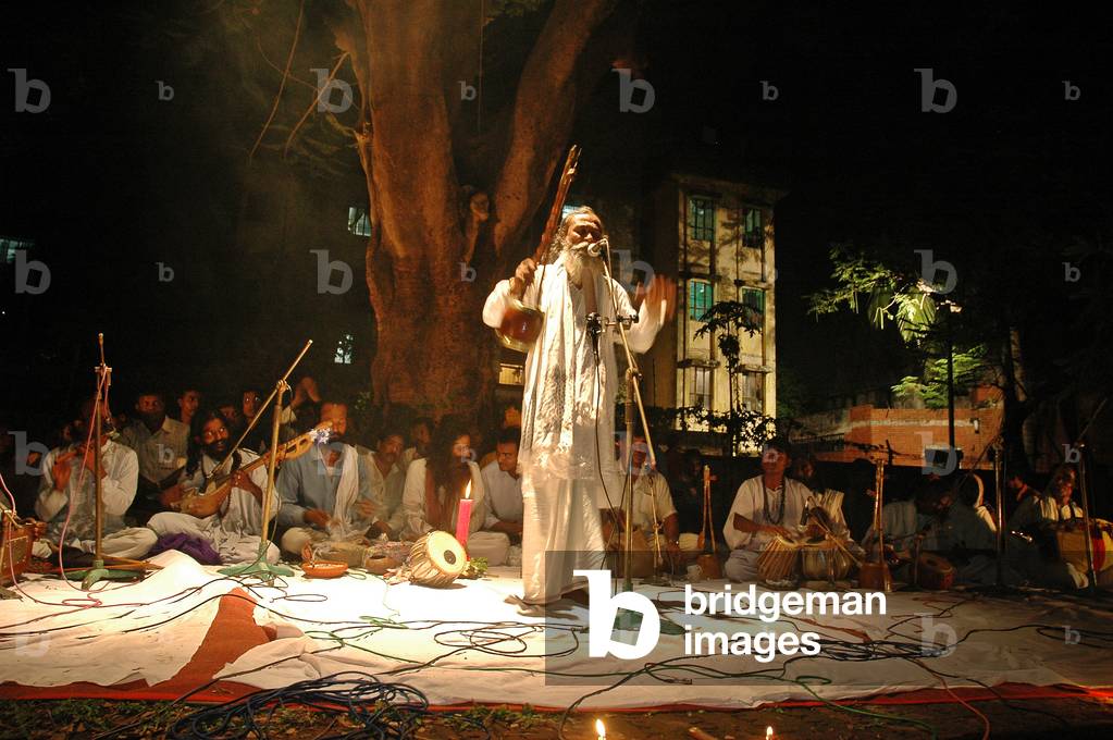 Un Baul (cantante folk) si esibisce in un palco aperto il 31 marzo 2005 a Dhaka, Bangladesh. La canzone popola