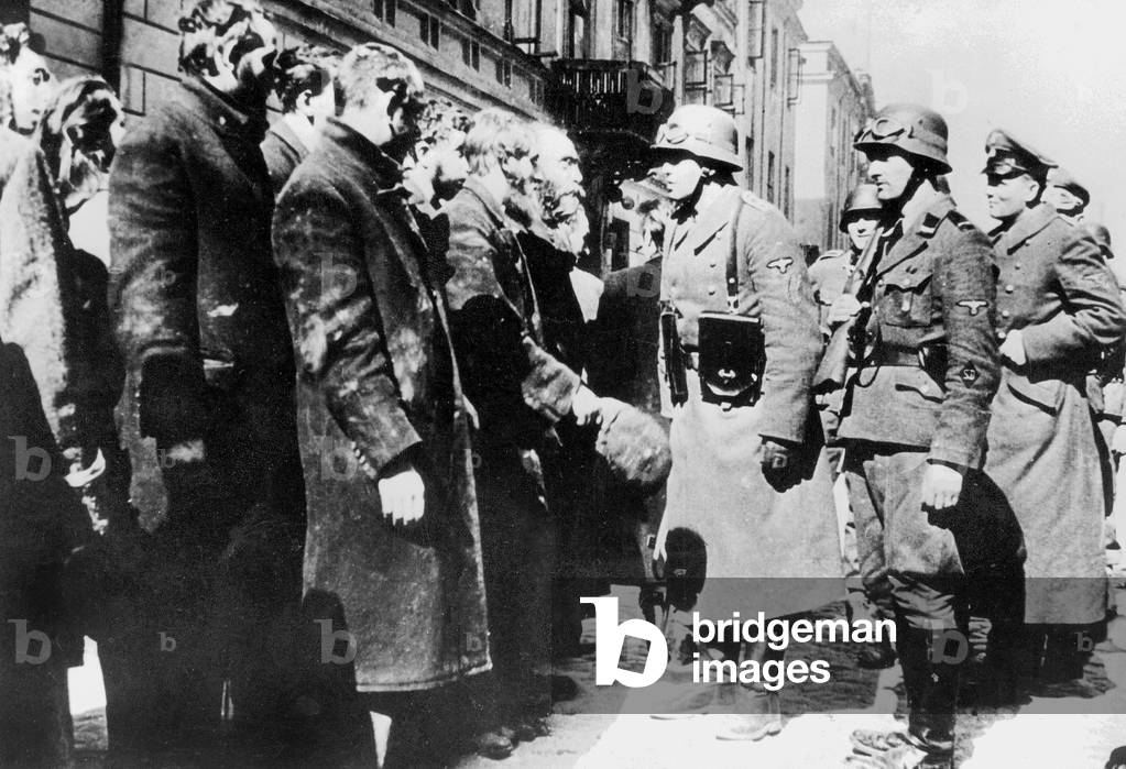 Immagine di Fotografia "I funzionari del Servizio di Sicurezza (SD) interrogano gli ebrei a Varsavia" 1944, b/