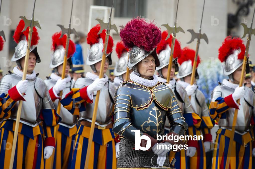 "Guardie svizzere durante la Santa Messa di Pasqua in Piazza San Pietro in Vaticano" 2019