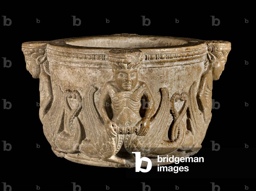 Acquasantiera medioevale con figure di Sirene In pietra scolpita, Inizio XII sec