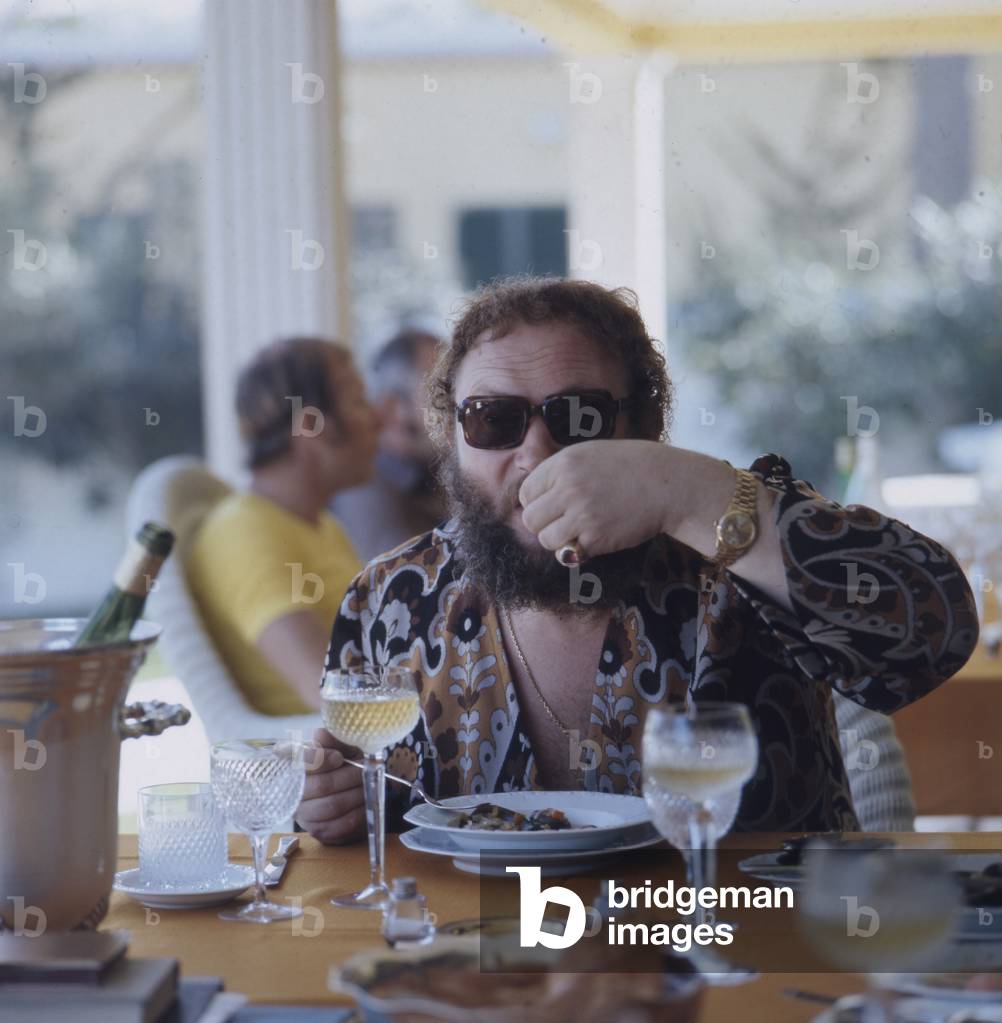 "Der deutsche Basssänger Ivan Rebroff beim Mittagessen" 1975