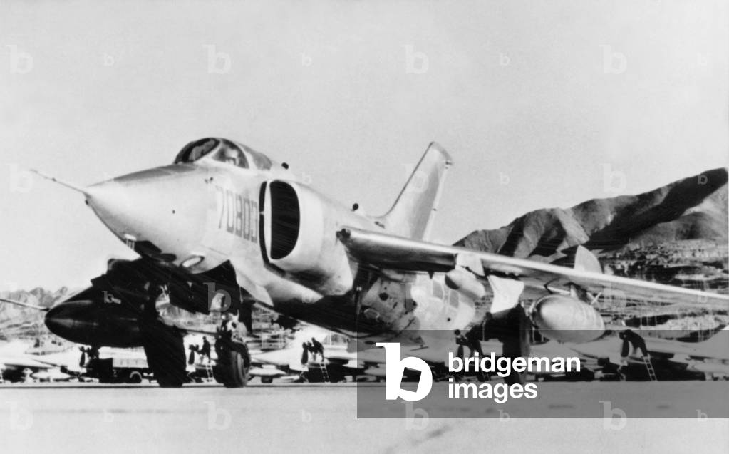 Immagine di Fotografia "Un aereo cinese Nanchang Q-5 Air Force che si prepara al decollo", b/w