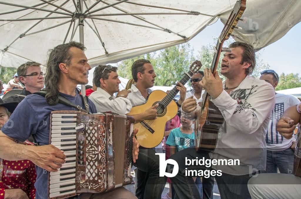 Gypsy musicians, May 2012 (photo)