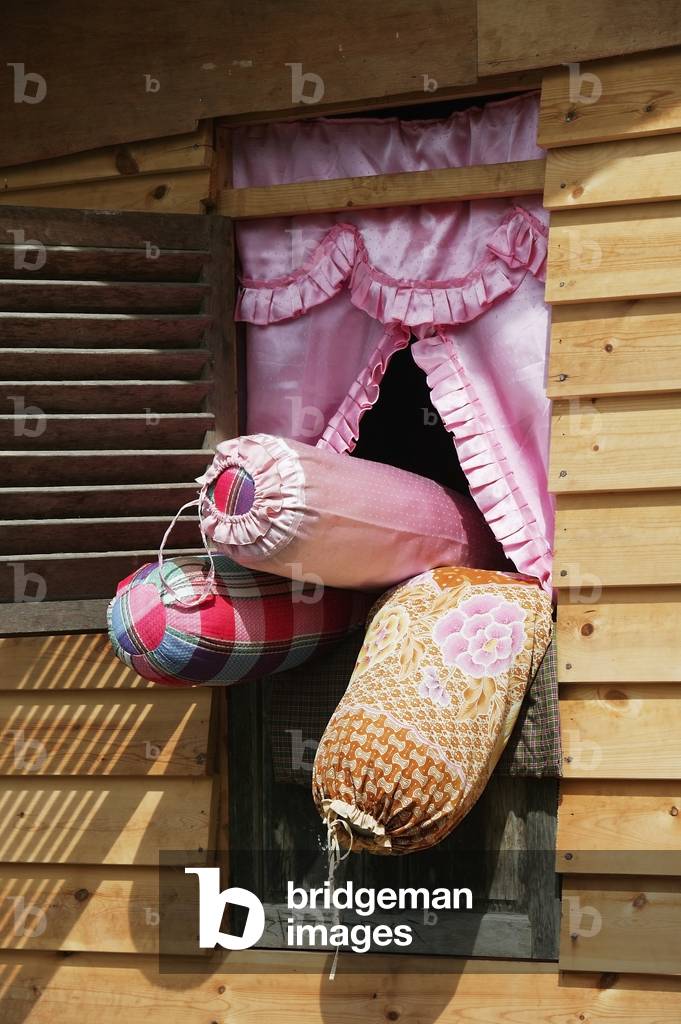 Kissen Lüften im Fenster eines Hauses in der Nähe von Lamno, Provinz Aceh, Indonesien (Foto)
