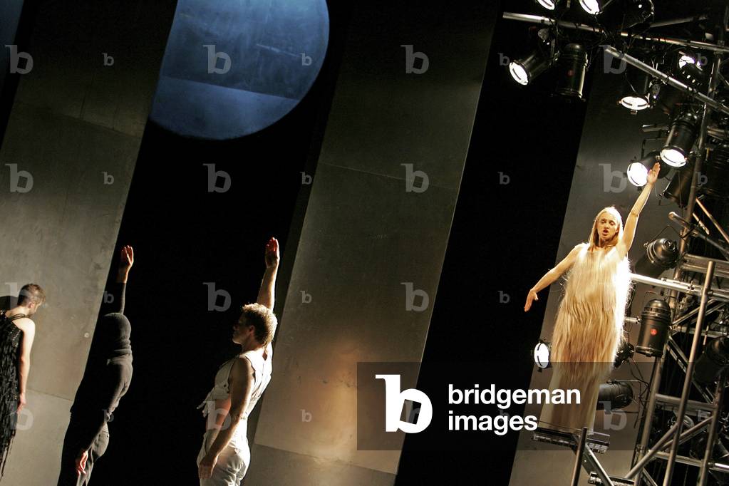 Image de Photographie représentant Opéra de Stuart MacRae par Drew Farrell
