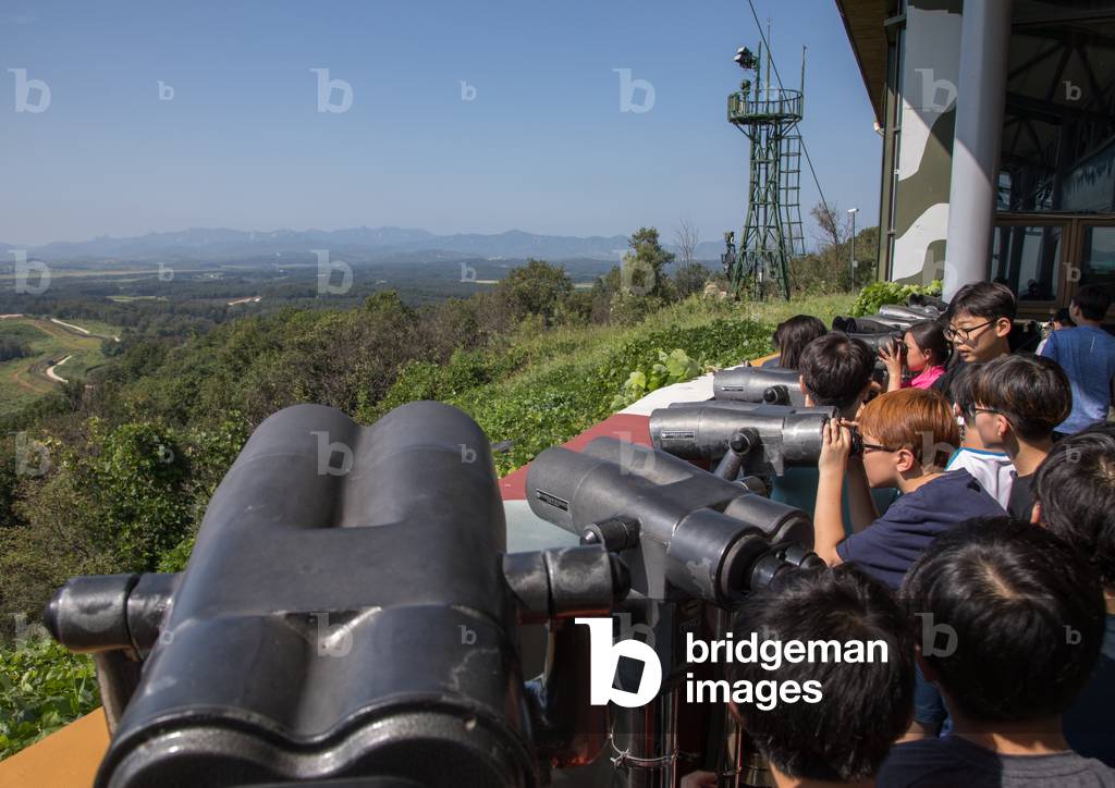 Bild von Fotografie "Kinder mit Fernglas vor Freiheits- und Eisenbahnbrücke über den Imjin-Fluss zwischen Nord