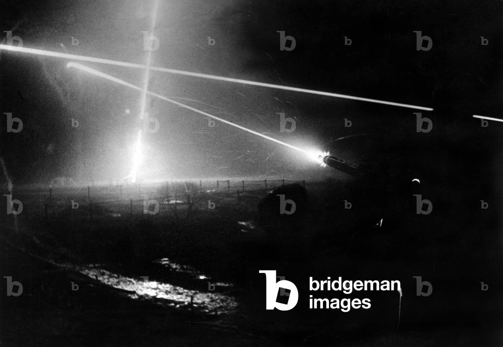 Immagine di Fotografia "Tedesco Mg-42 durante una battaglia notturna", b/w