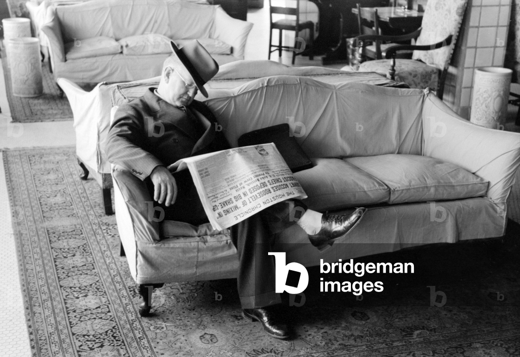 Uomo addormentato nella hall dell'hotel, Taylor, Texas, 1939 (foto in b/n)