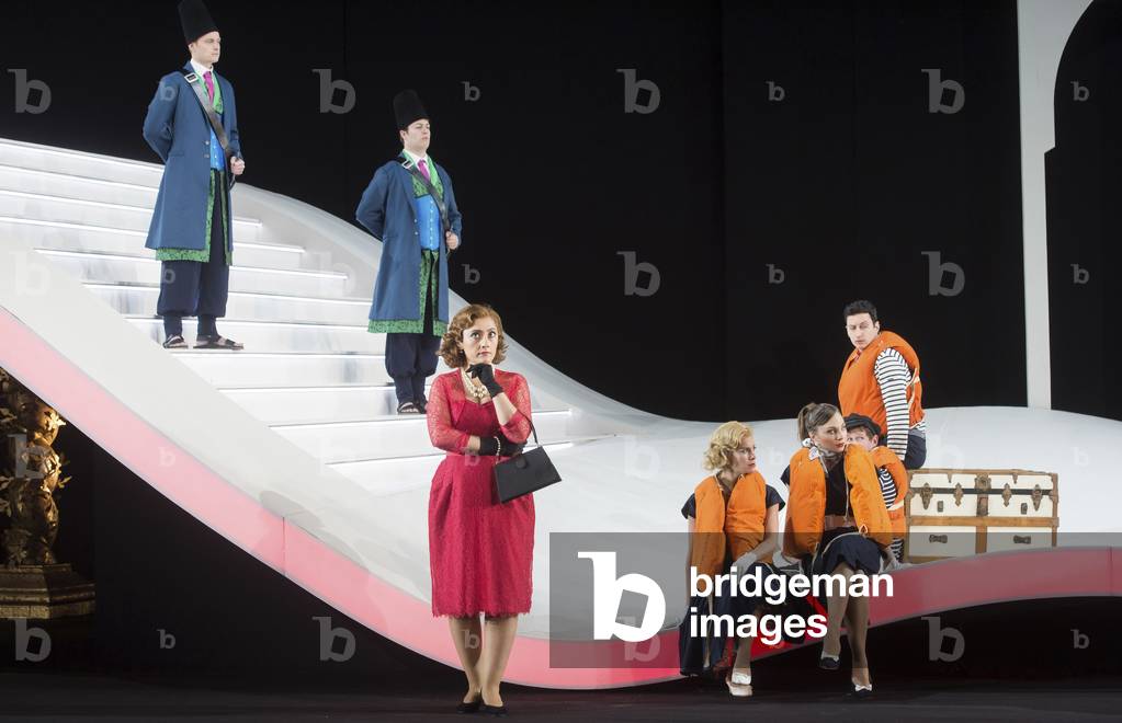 Ezgi Kutlu als Isabella das Mädchen Italina in L'Italiana in Algeri an der Garsington Opera