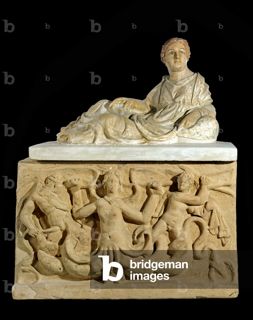 Bild von Skulptur "Aschenurne; Skylla auf dem Piedestal. NI 8497" -600 von Erich Lessing