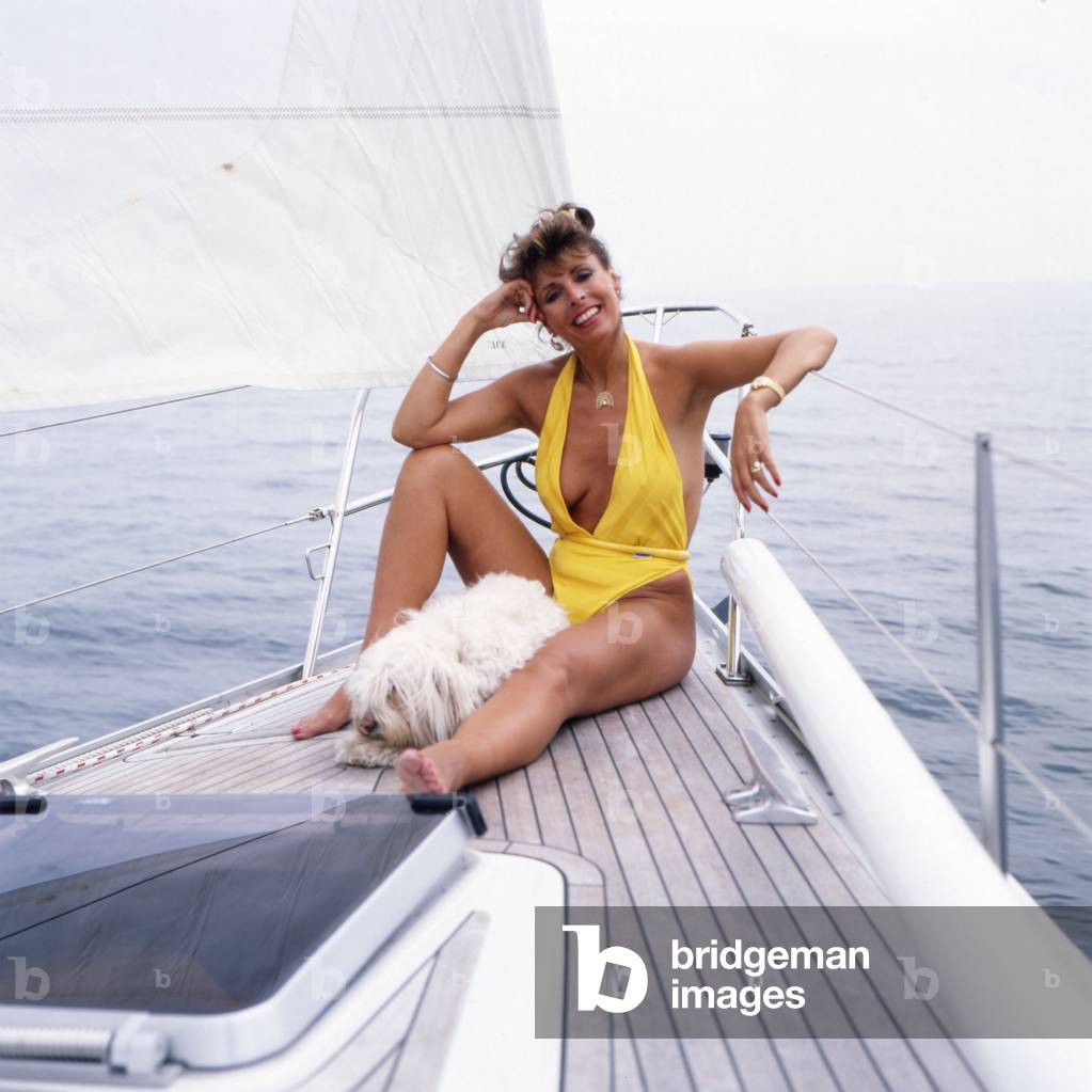 Die deutsch-britische Popsängerin Ireen Sheer posiert Ende der 1980er Jahre mit ihrem langhaarigen Tibet-Terri