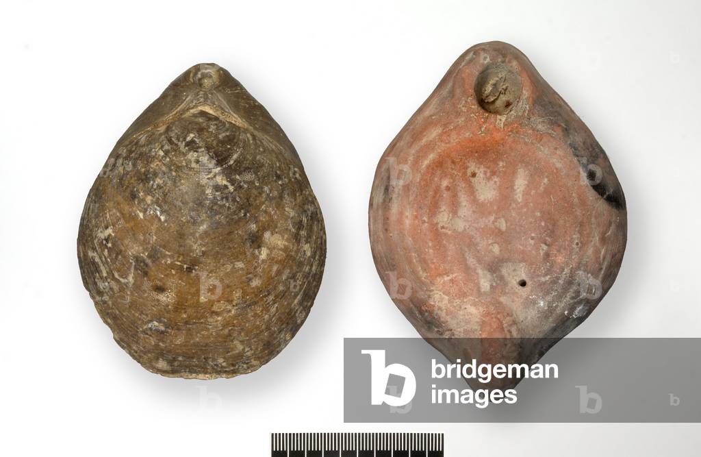 Römische Lampe und fossiles Brachiopod