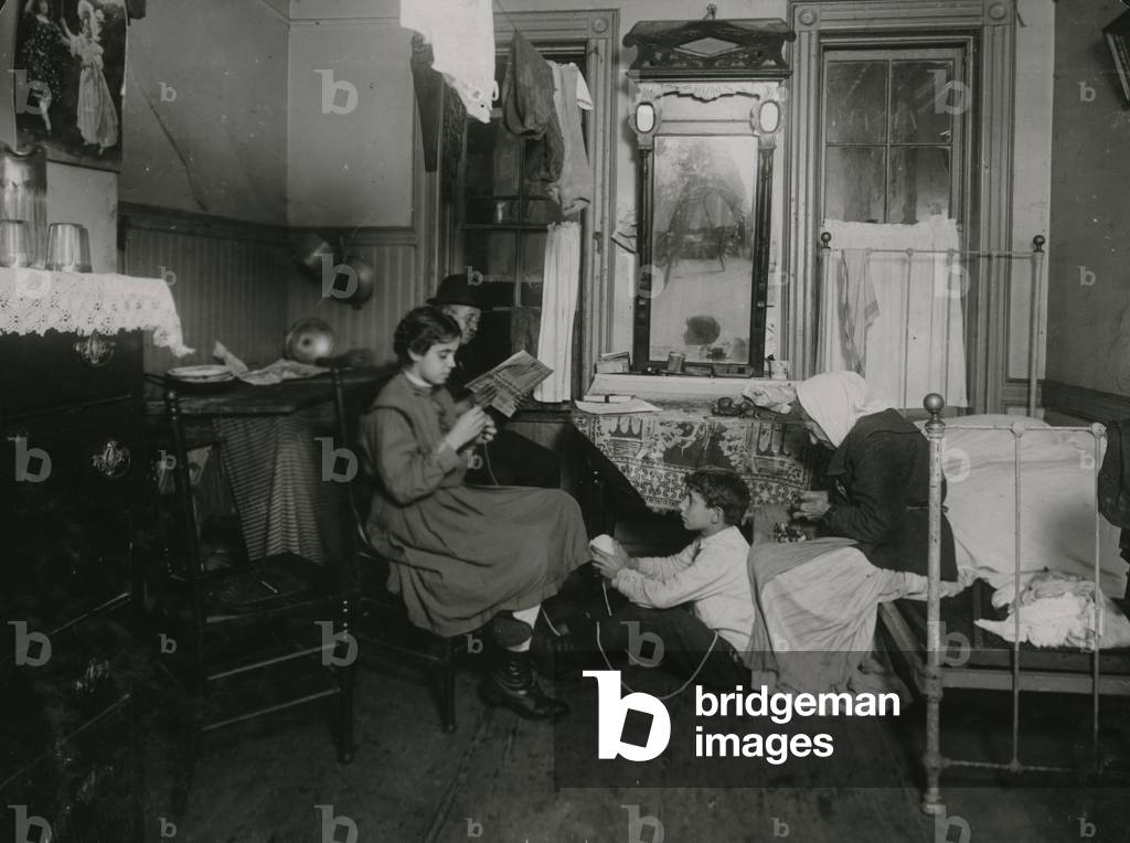Image de Photographie représentant Travail à domicile (crochet) dans la maison East Side Tenement. Grand-mère 