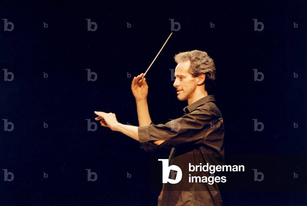 "Paul Daniel dirigiert mit Stab"