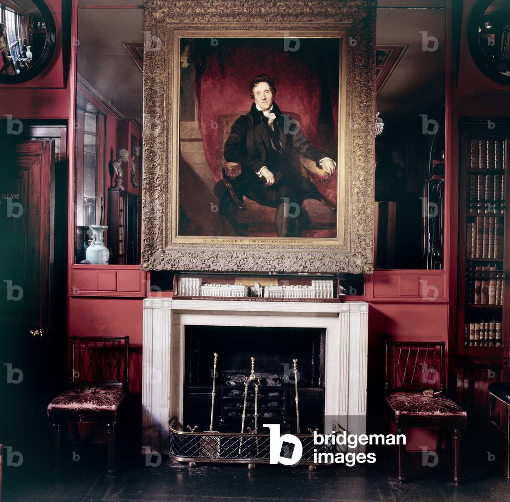 "Sir Thomas Lawrence 'Ritratto di Sir John Soane' in situ sopra uno dei camini nella Biblioteca-Sala da pranzo