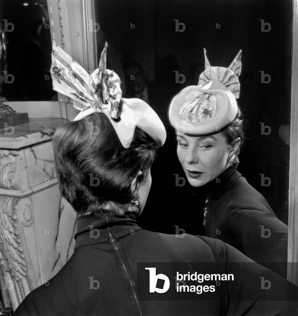 Bild von Fotografie "Model Bettina präsentiert den Hut von Legnoux Januar 1954 (Foto)" 1954, b/w