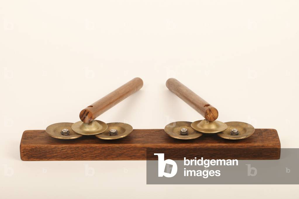 Immagine di Fotografia "Strumento a percussione: sistro" di Chris Stock