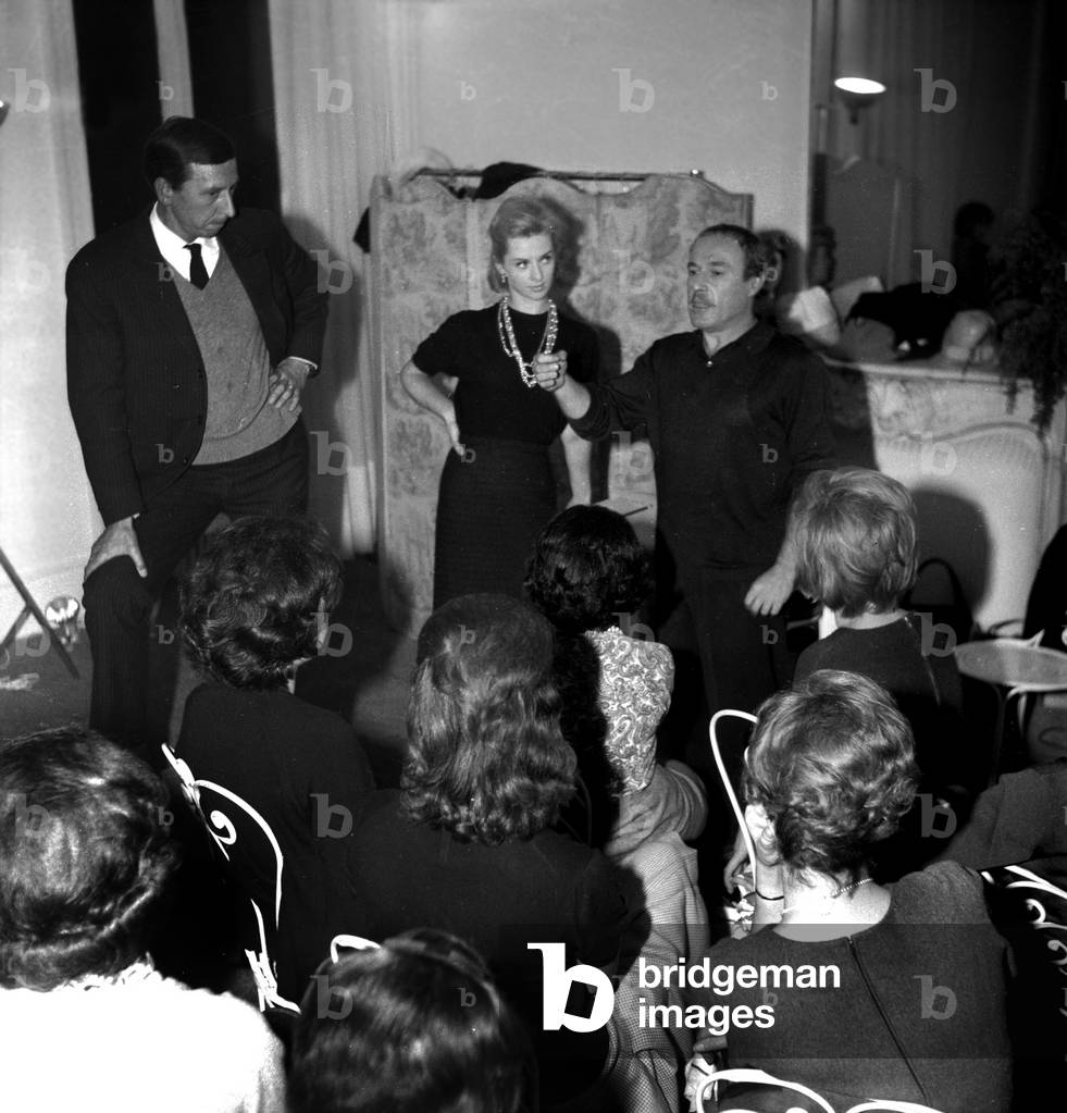 Immagine di Fotografia "Il couturier Jacques Esterel parla ai futuri clienti" 1961 di Giovanni Coruzzi, b/w