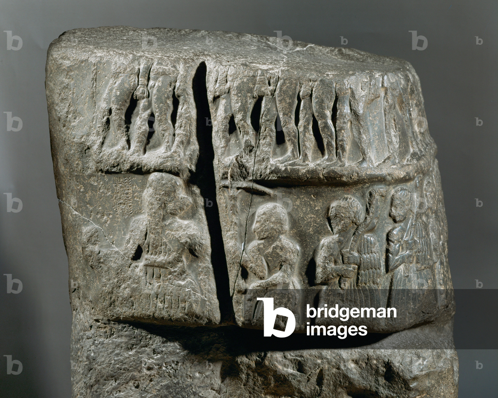 Stele della vittoria di Sargon I, re di Akkad, che mostra prigionieri in marcia e guerrieri armati ...