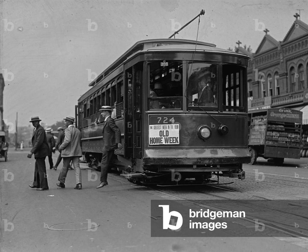 Tre uomini scendere da un DC Trolley 1925 (foto)