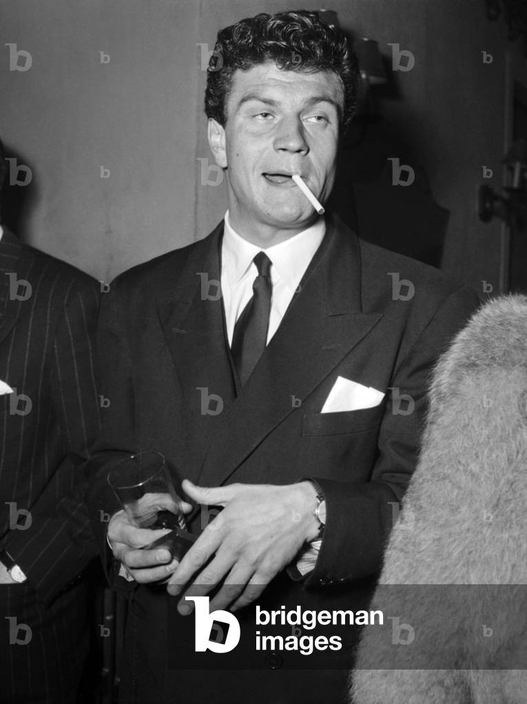 Immagine di Fotografia "Cocktail Given For Film "Le Paradis Des Aviateurs Perdus" With Henri Vidal" 1948, b/w