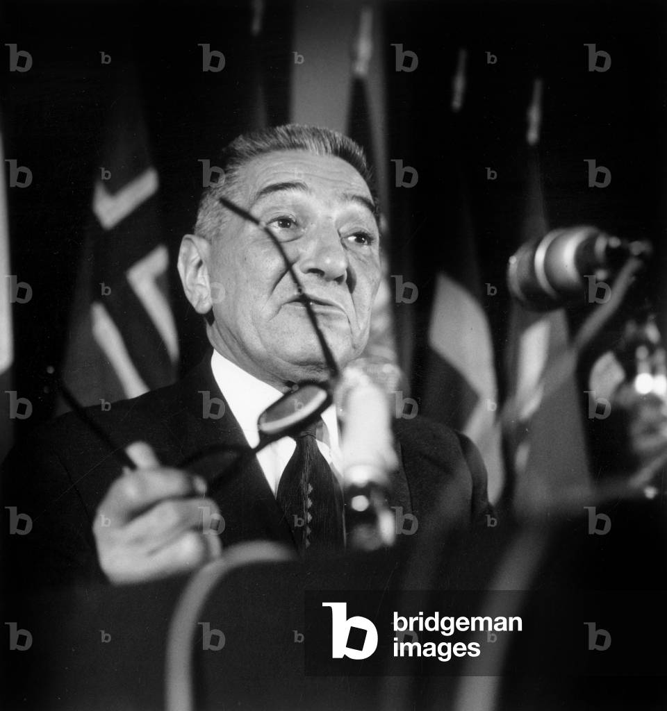 Jean Louis Tixier-Vignancour, candidato alle elezioni presidenziali francesi, qui durante A Press Ocnfernece i